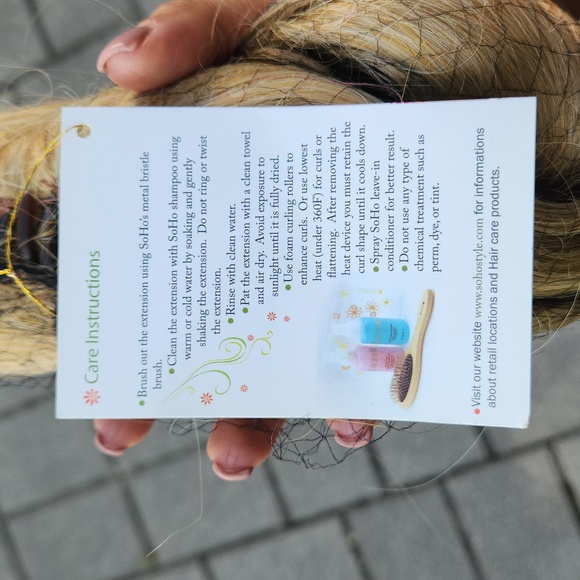 Soho Style Joann 19" Futura Jaw Clip-In Ponytail Extension S15 Honey Blonde - Picture 6 of 6